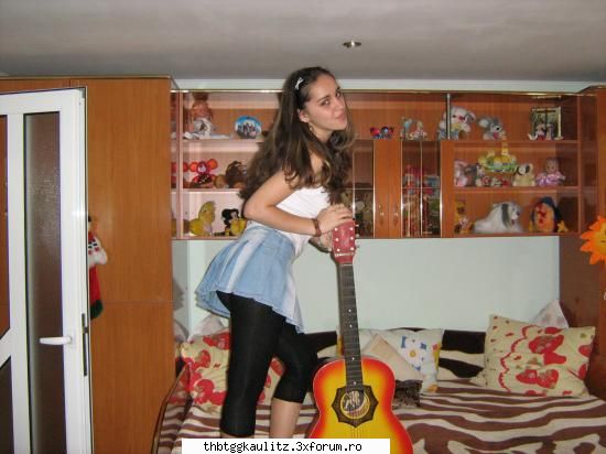 fana th, adora gemenii kaulitz, compune versuri, canta la si voce dar nu a ea e... :hi: muzik din